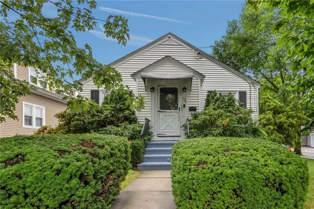 402 Webster Ave, Cranston