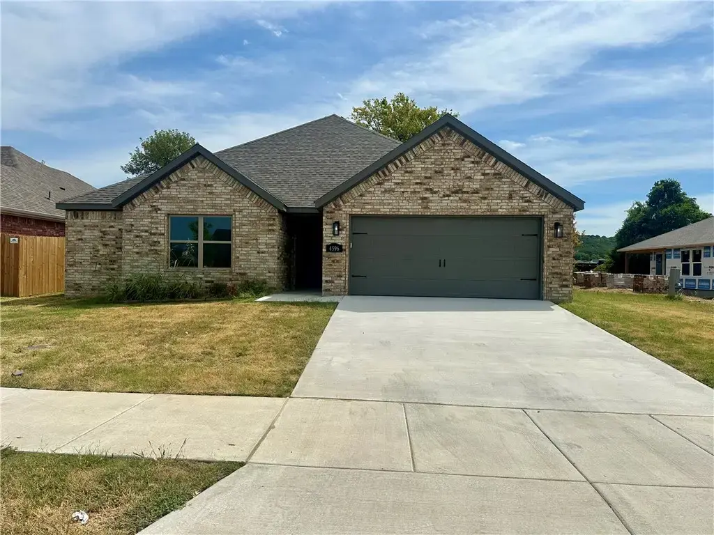 4596 W Triangle Street, Fayetteville