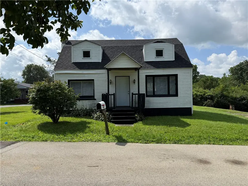323 Warner Alley , Taylor