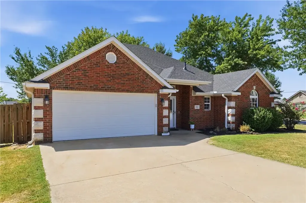 6000 S 39th Place, Rogers