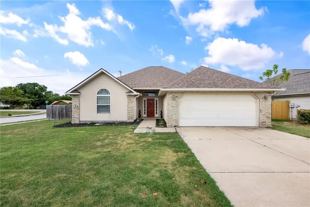 1104 Lavona Lane, Siloam Springs