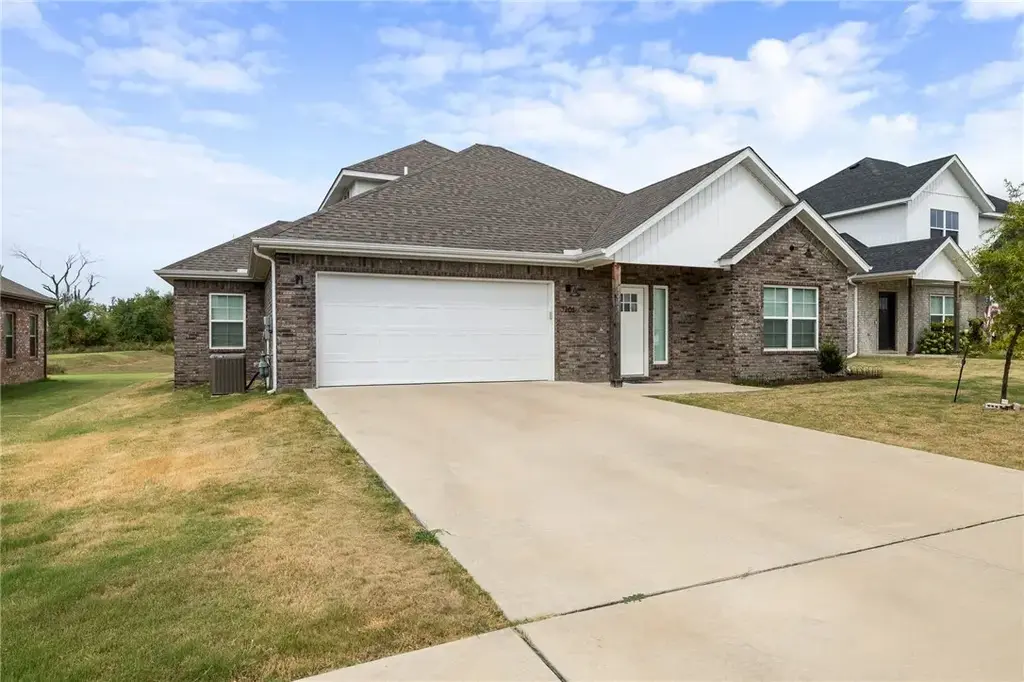 1261 Bootleg Road, Centerton