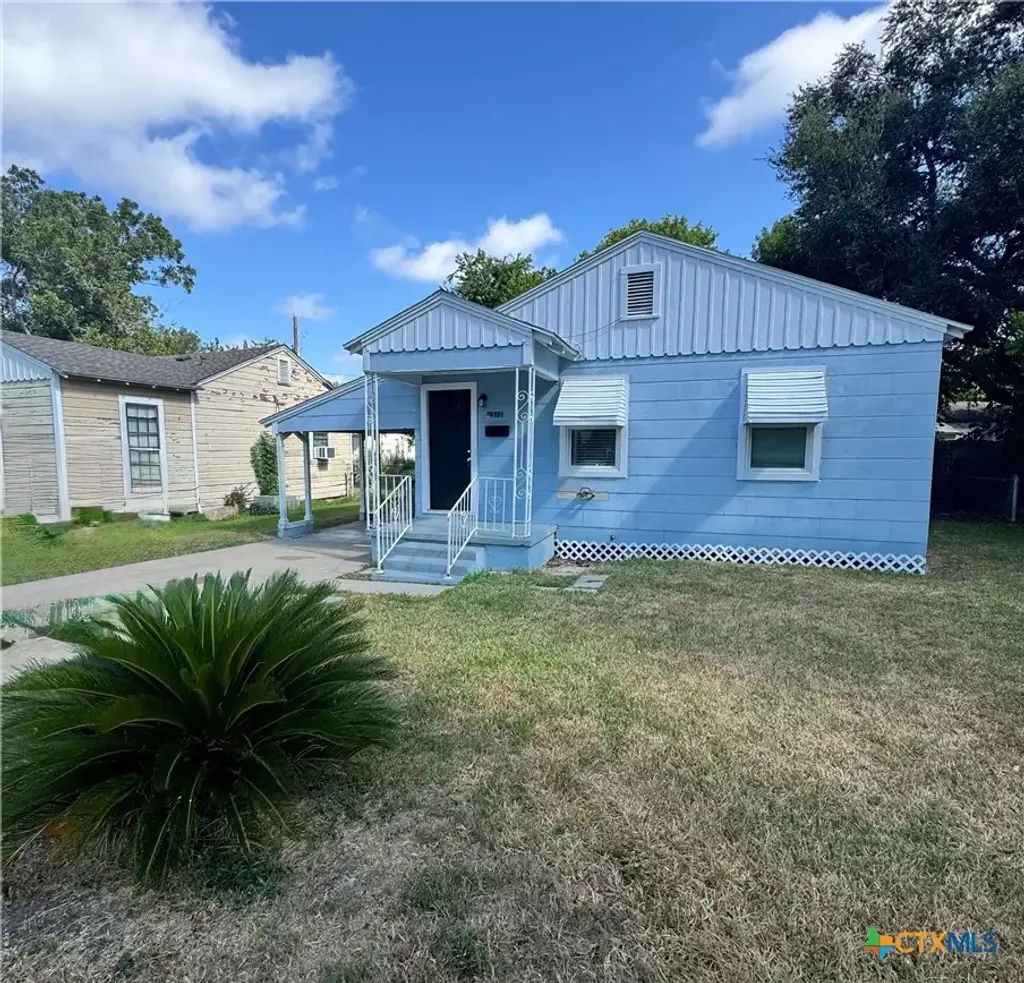1312 E Mistletoe Avenue, Victoria