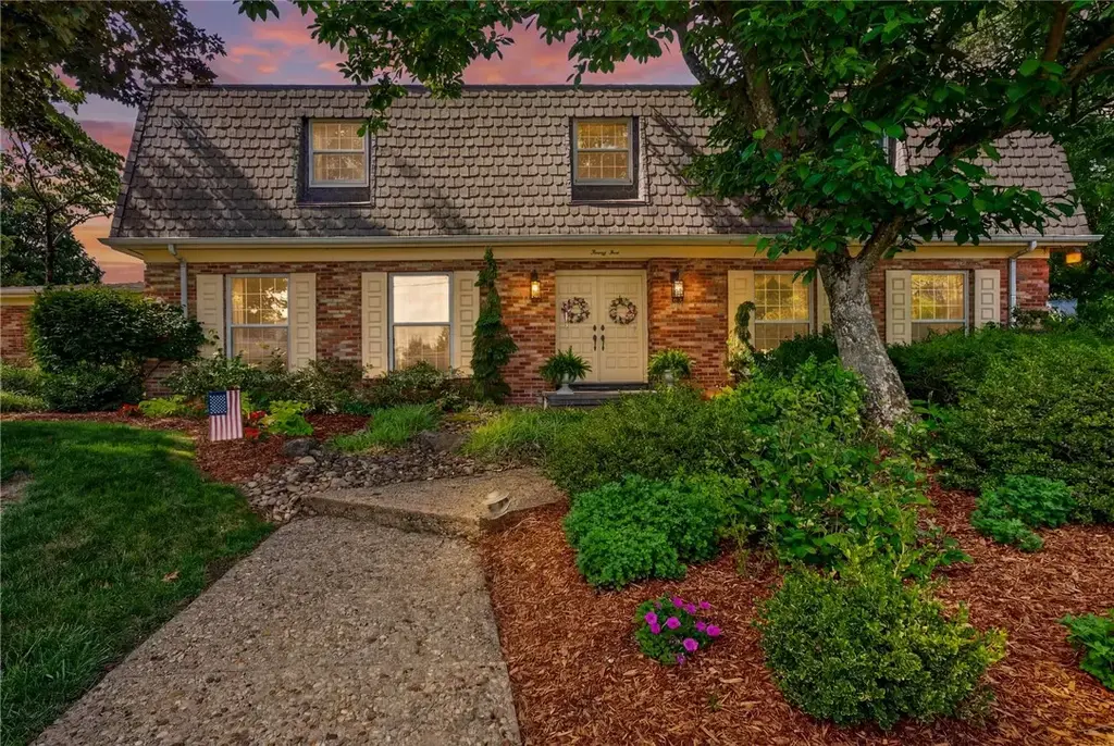25 Pine Crest Drive, White