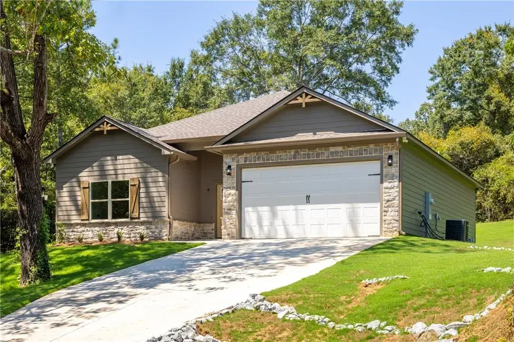 8 Hill Street, Phenix City