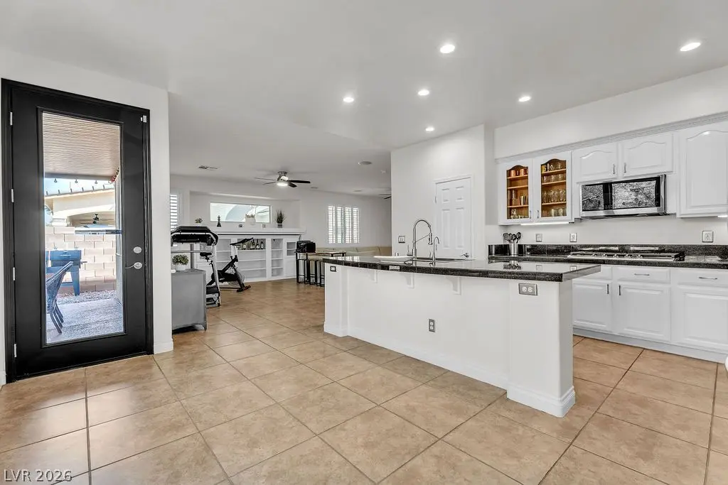 8221 Glistening Rush Street, Las Vegas