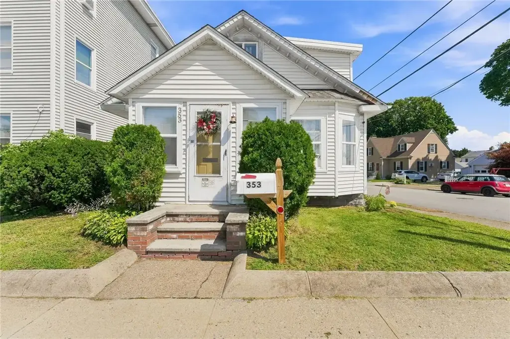 353 Smithfield Ave, Pawtucket