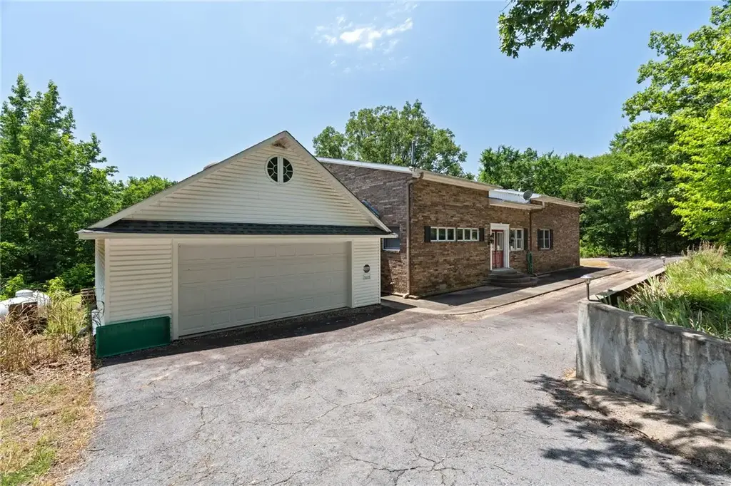 846 E Rumpus Ridge, Mountainburg