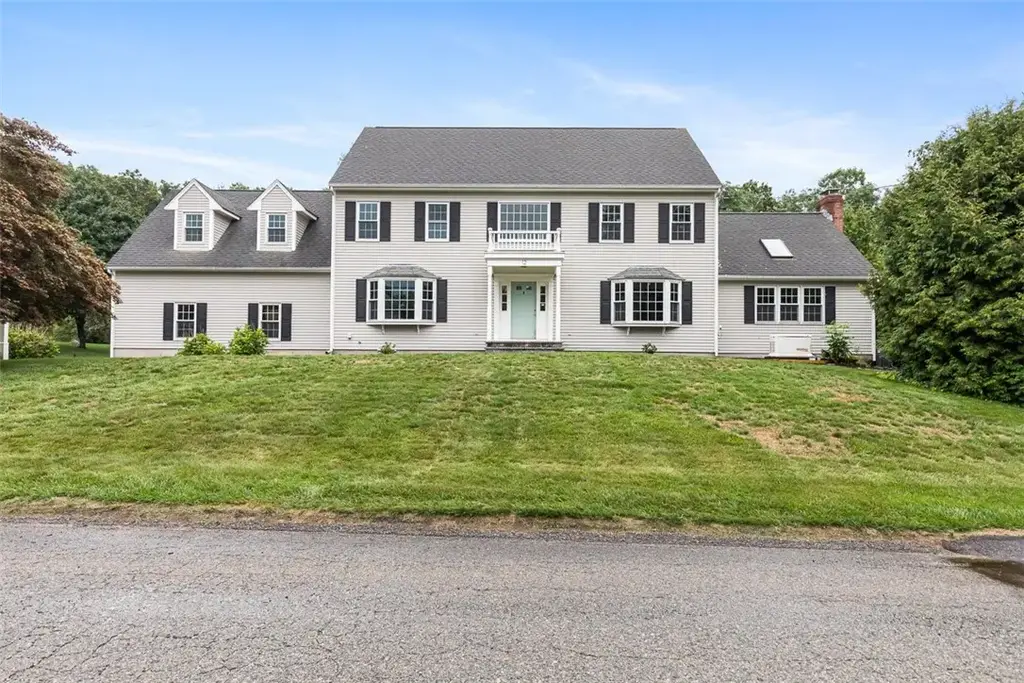 12 Frederick Ln, Cumberland