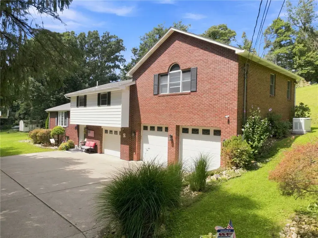 859 Meadowbrook Road , Level Green