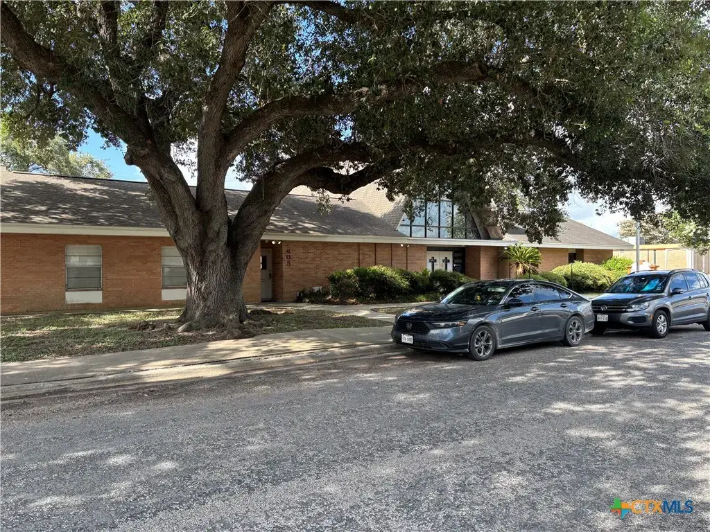 609 E Locust Avenue, Victoria