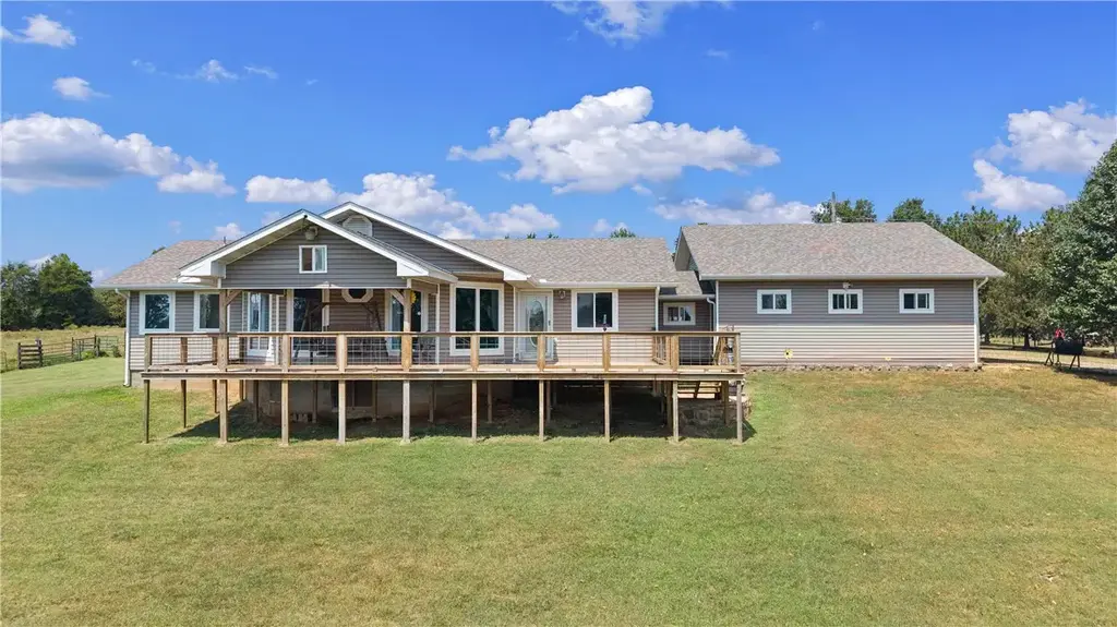7449 Farm Road 2280, Seligman