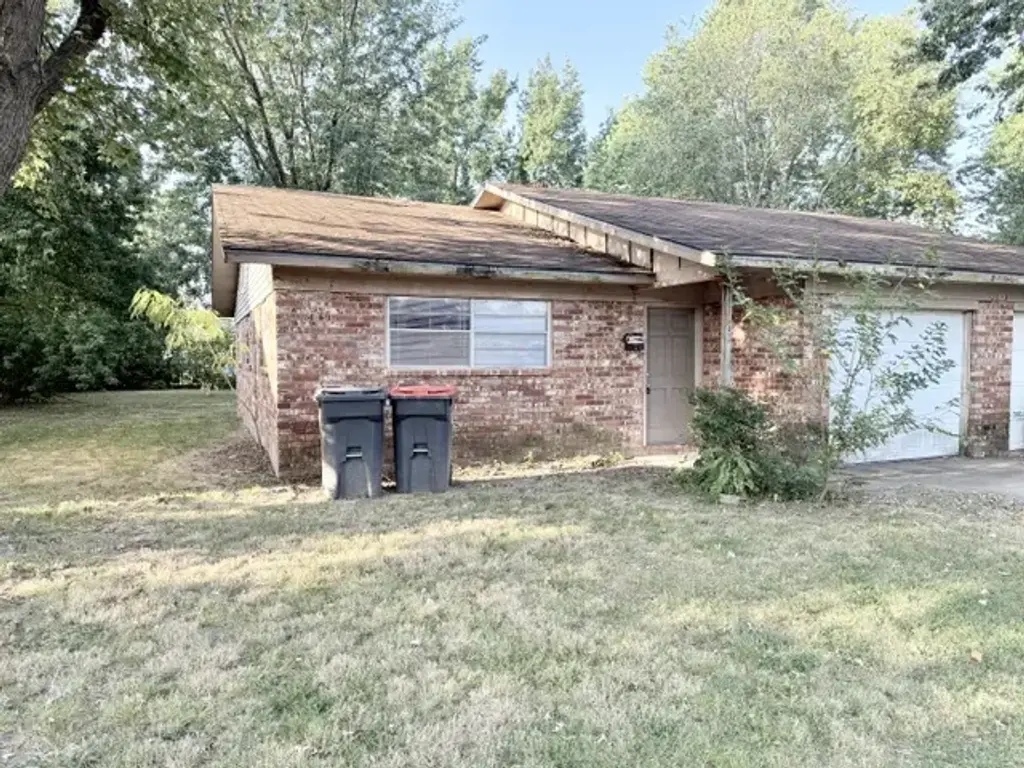 2015 W Emma Avenue A, Springdale