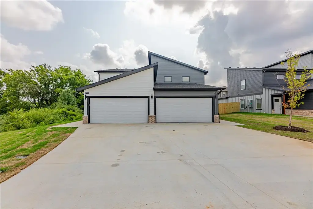 1402 Sw Poigai Way 1, Bentonville