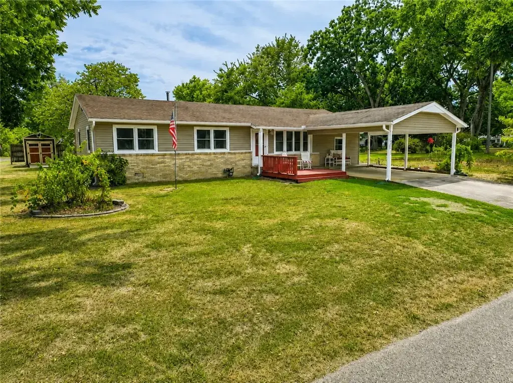 201 W 1st Street, Pineville