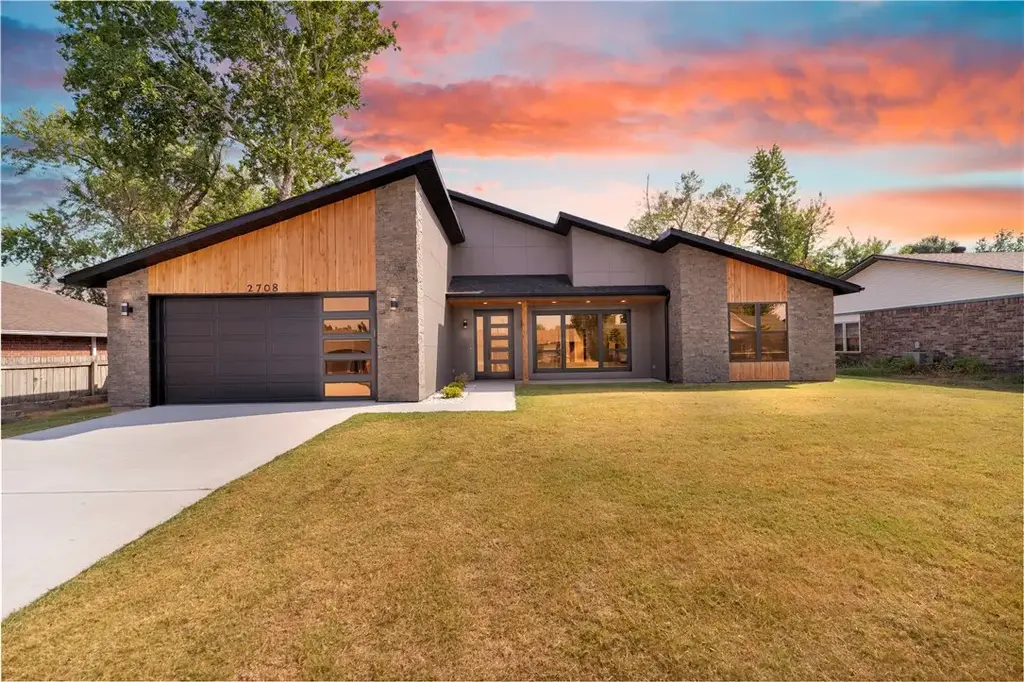 2708 W Gum Street, Rogers