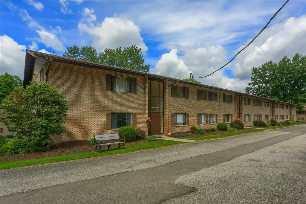 1004 Sanlin Drive, Moon/Crescent