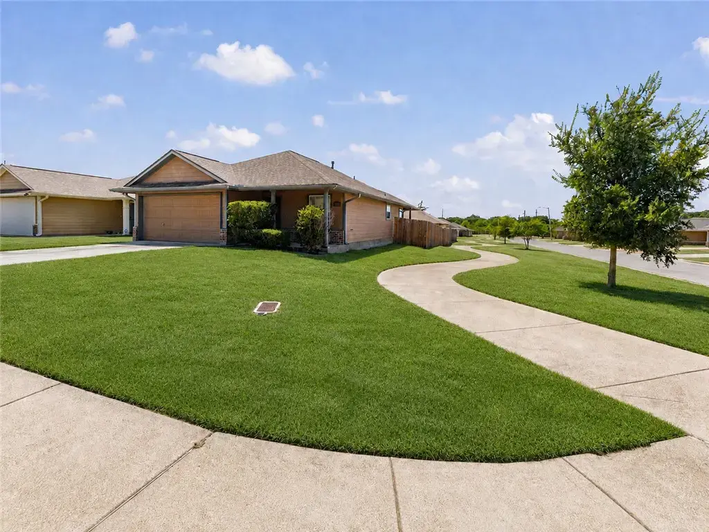 1297 Cottage Grove Circle, Bryan