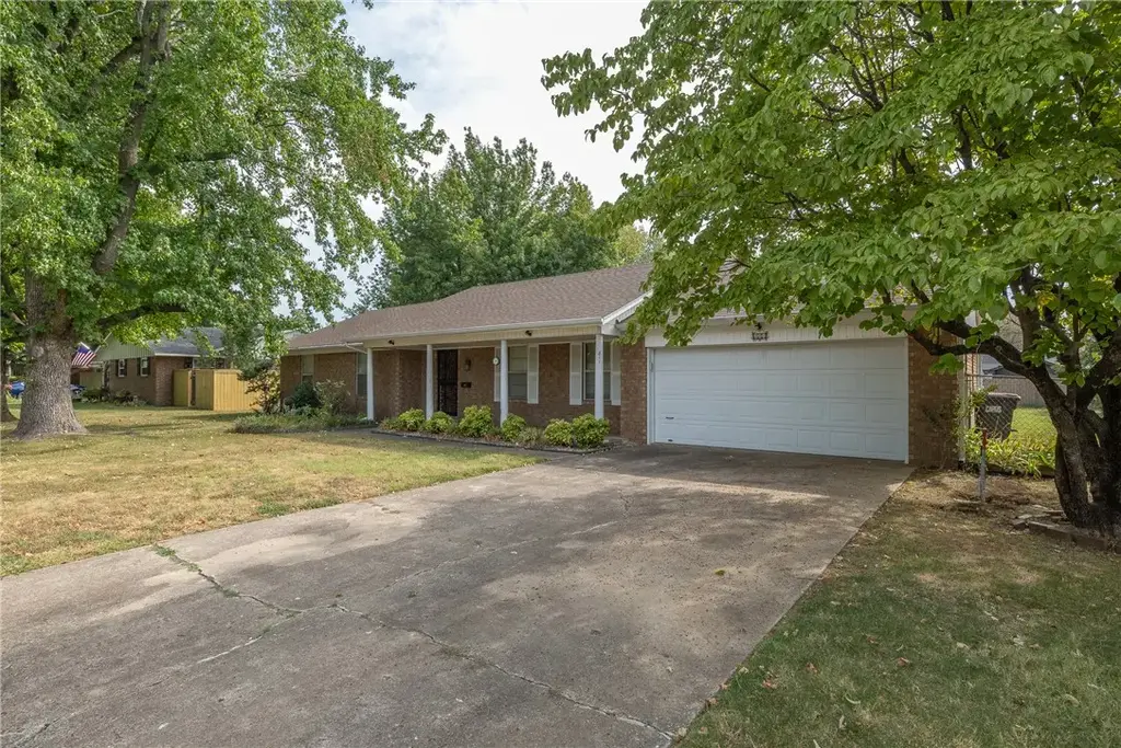811 Crestwood Street, Springdale