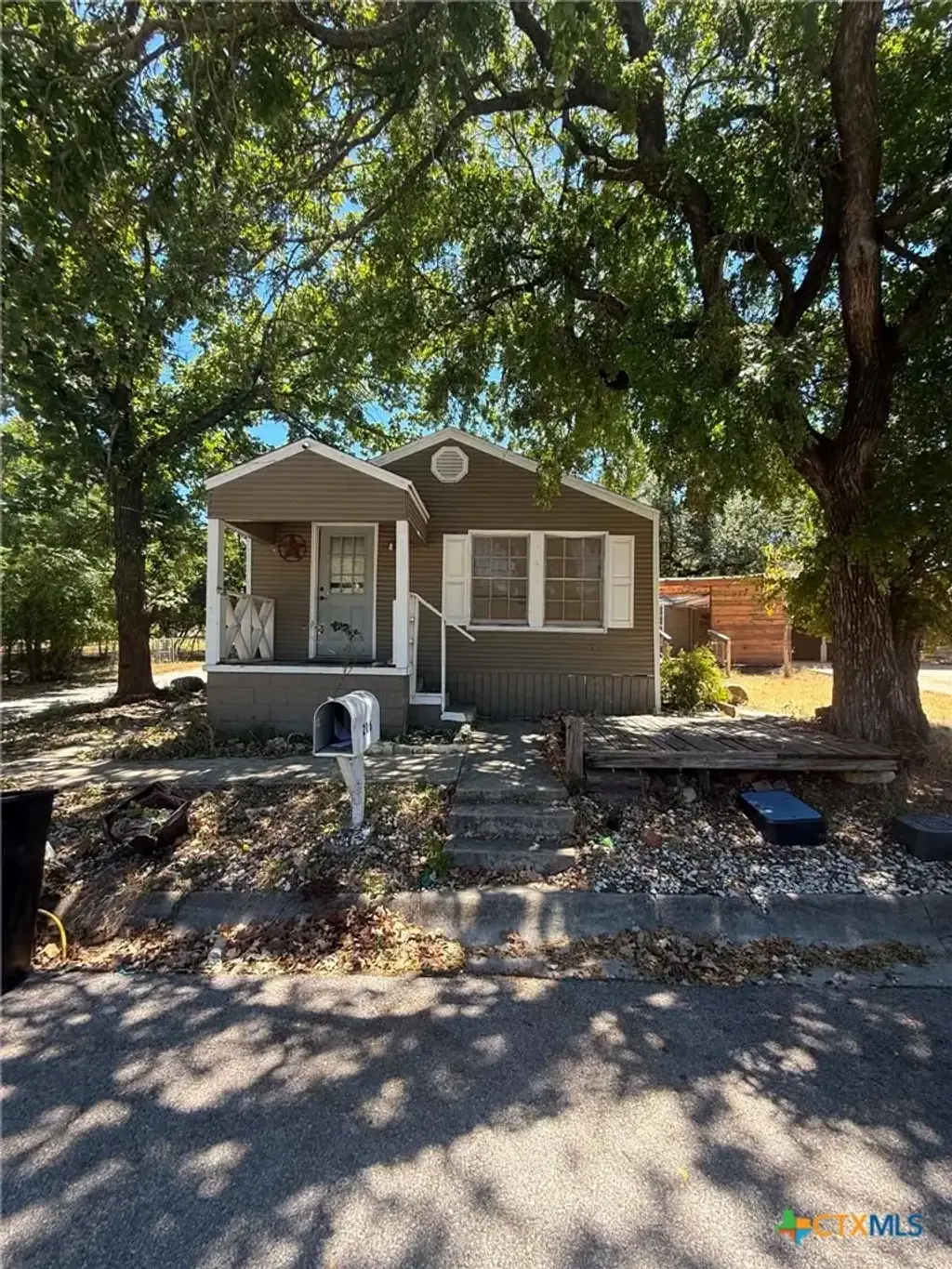 206 W Avenue B, Lampasas