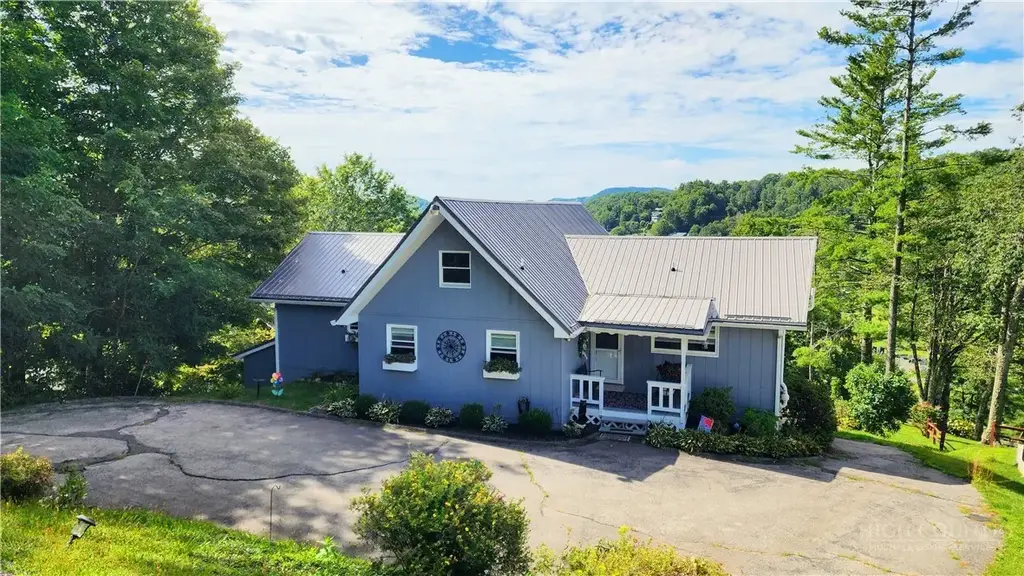 306 Smokey View, Newland