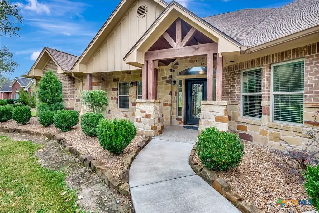 249 Post Oak Bend, Inez