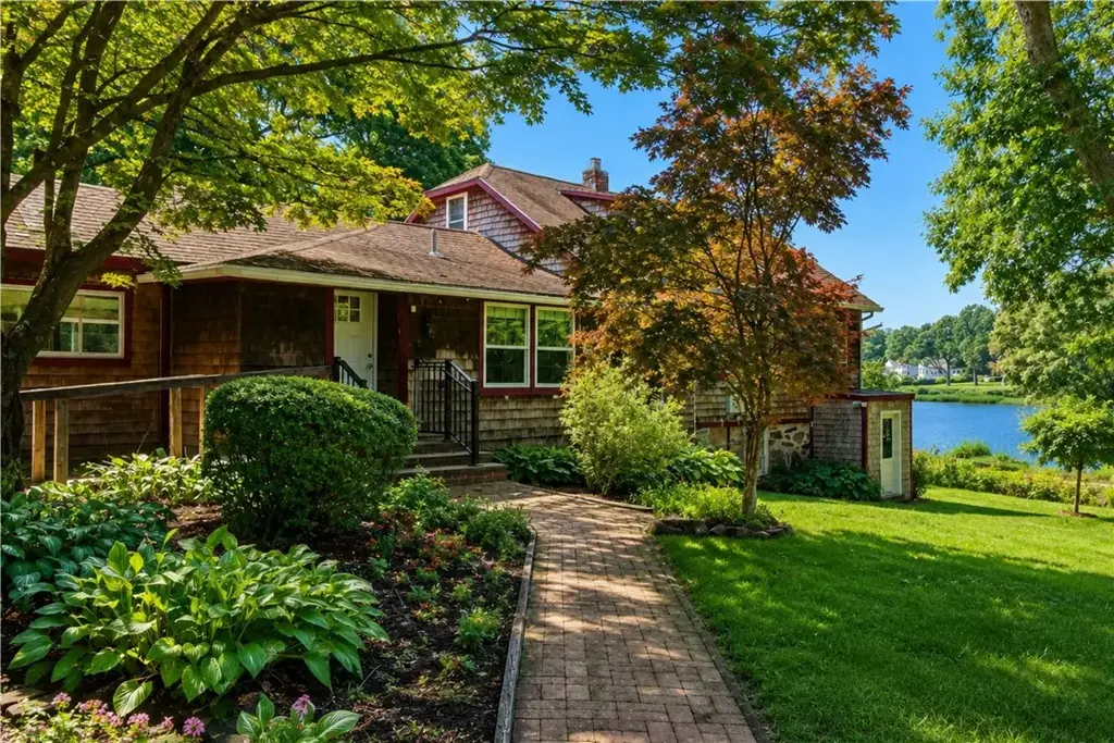 75 Richard Smith Dr, North Kingstown