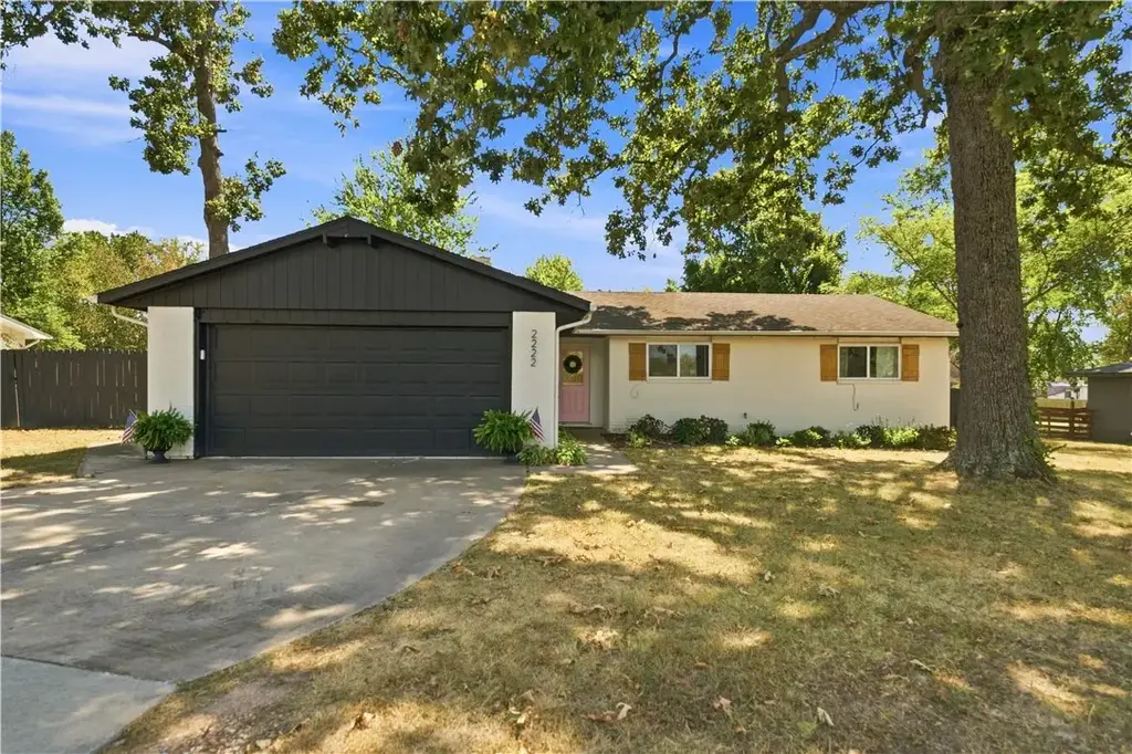 2222 W Perry Road, Rogers