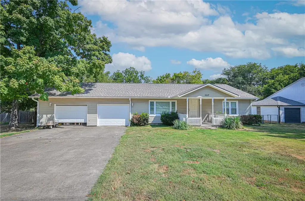 507 E Helena Street, Siloam Springs