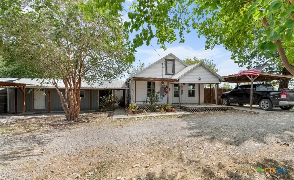 798 County Road 367, Lott