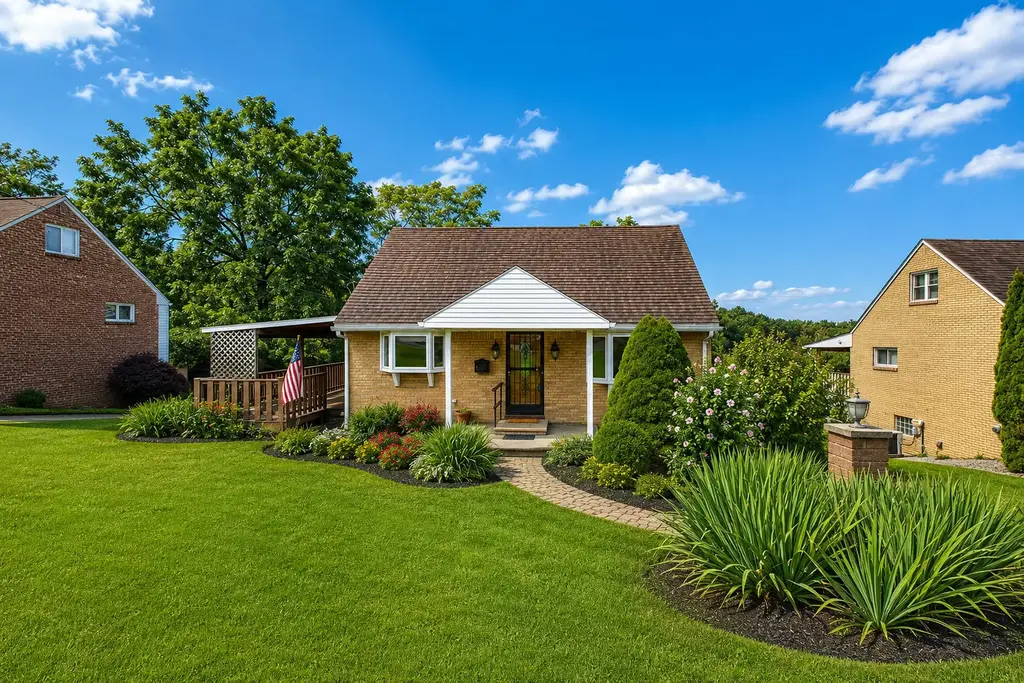2040 Thomas Drive, North Huntingdon