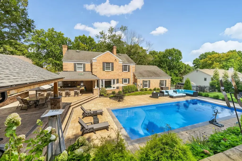 143 Devonwood Drive , Upper St Clair