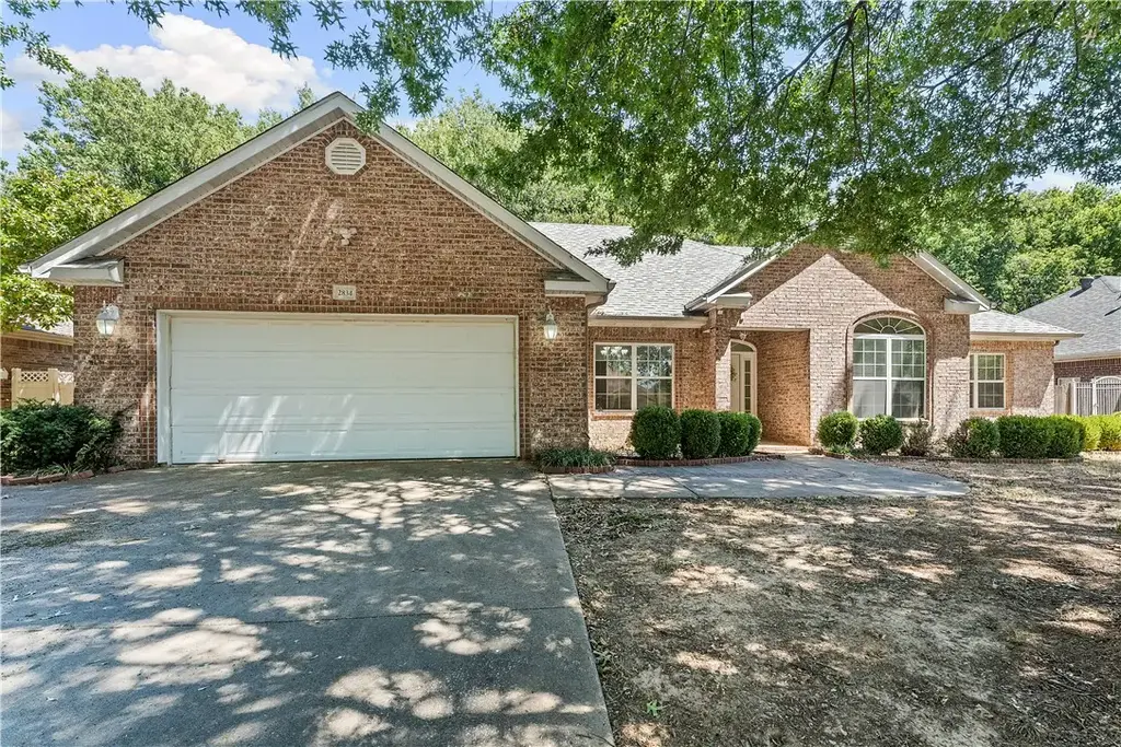2834 N Quail Creek Drive, Fayetteville