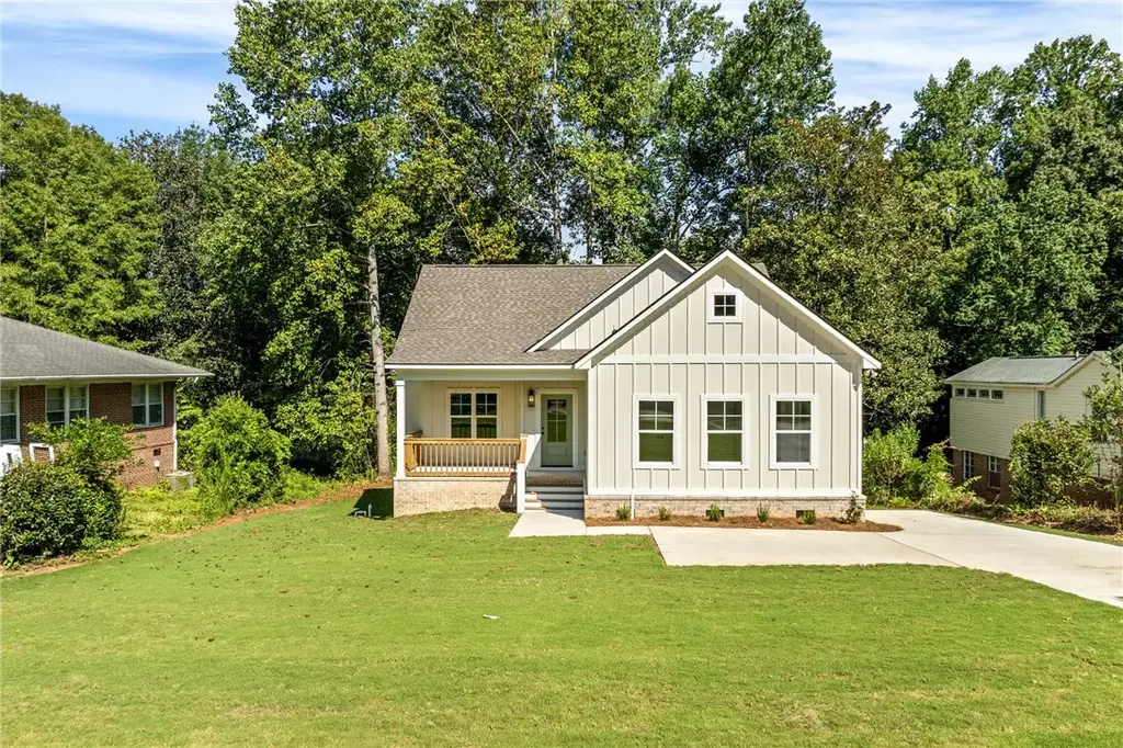 902 Lakeshore Ave, Opelika