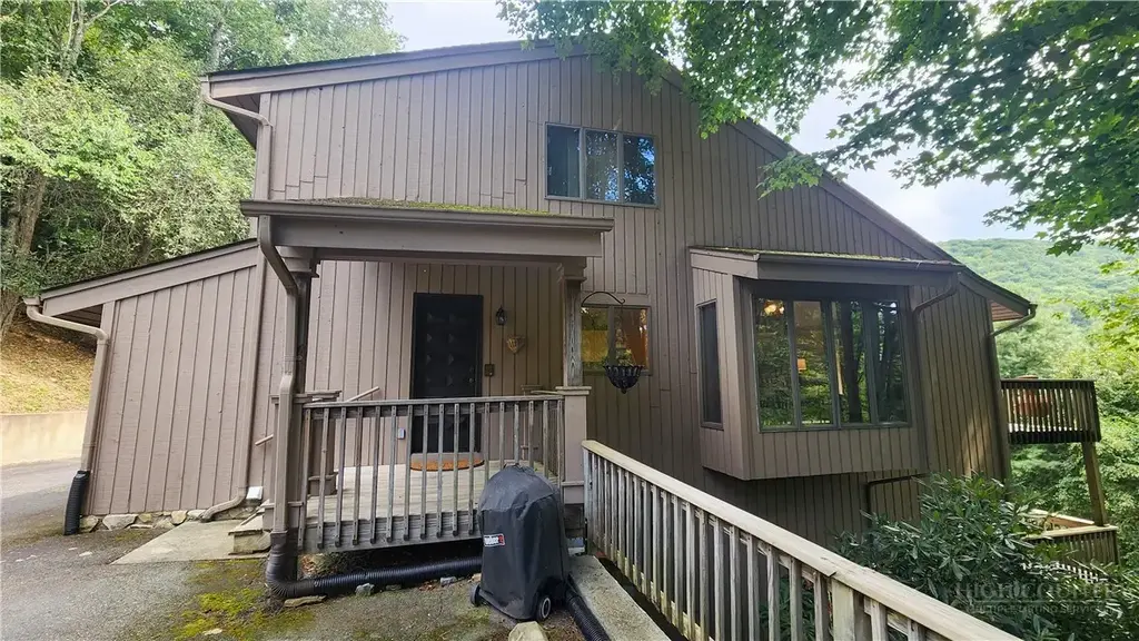 625 E. Old Turnpike Road, Banner Elk