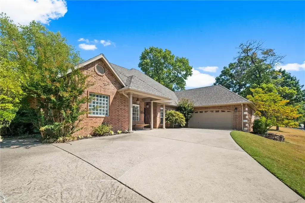 9421 Mountain Lake Drive, Rogers