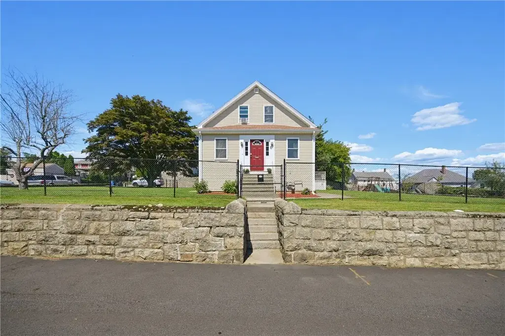 40 Walnut St, Tiverton