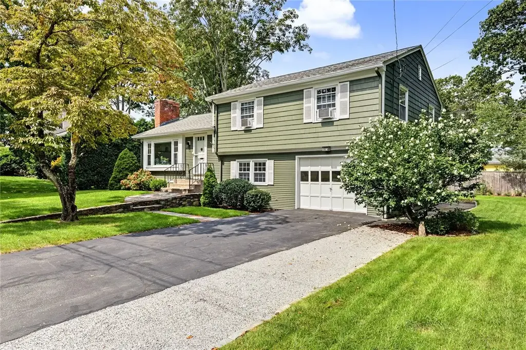 10 Cherry Ln, Barrington