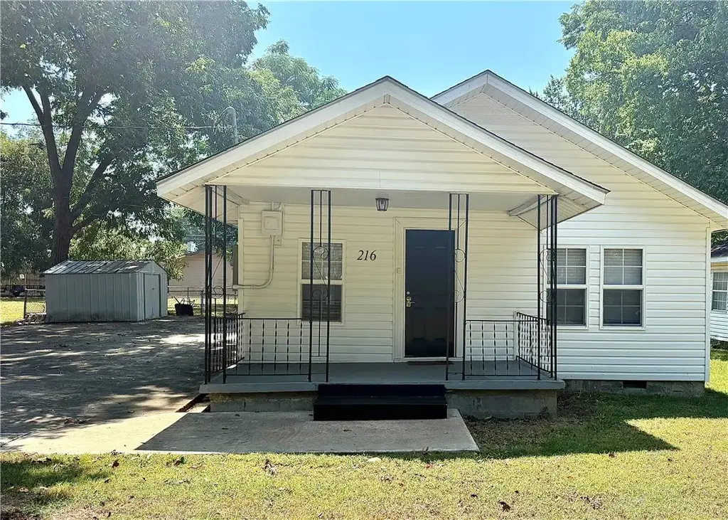 216 E E Street, Russellville