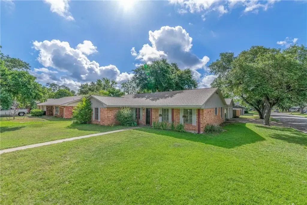 1400 Village Drive, College Station