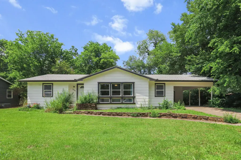 2300 W Holly Street, Fayetteville