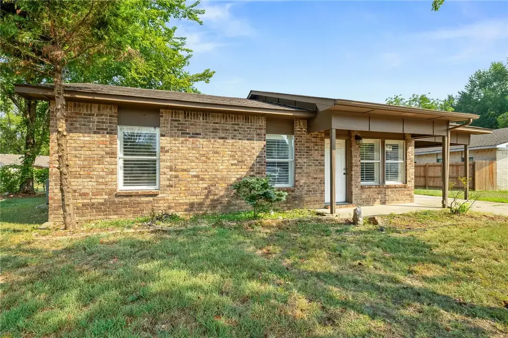 102 Chippewa Trail, Greenwood