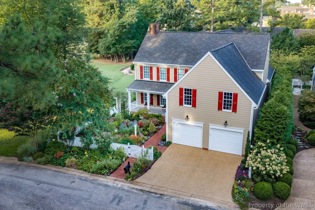 145 Hollinwell, Williamsburg
