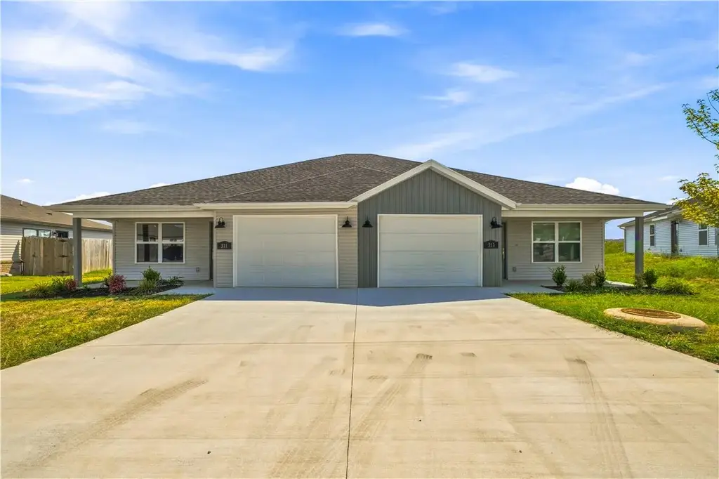 311 & 313 Nw 65th Avenue, Bentonville