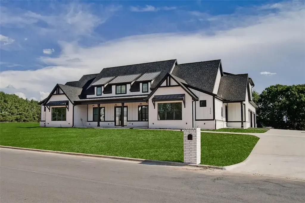 6004 Chief Martinez Lane, Rogers