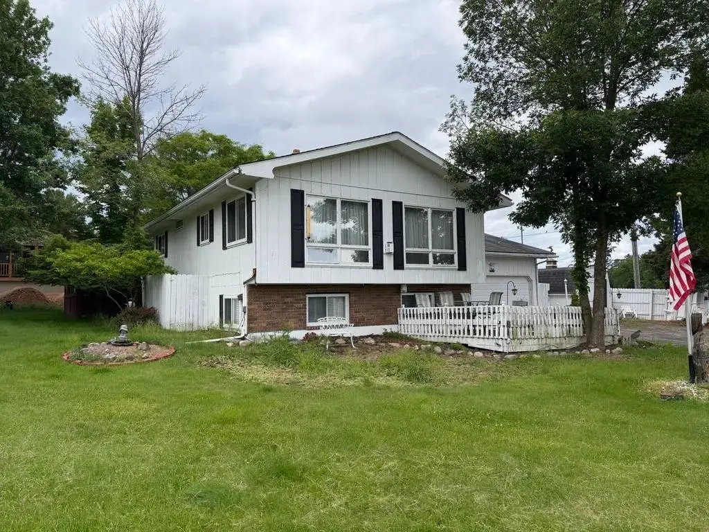 655 Bond St N, Eagle River