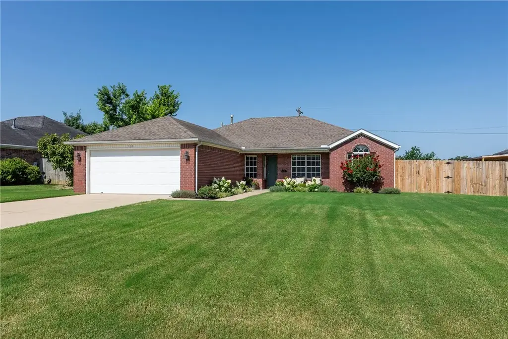 120 Nw Apple Blossom, Bentonville