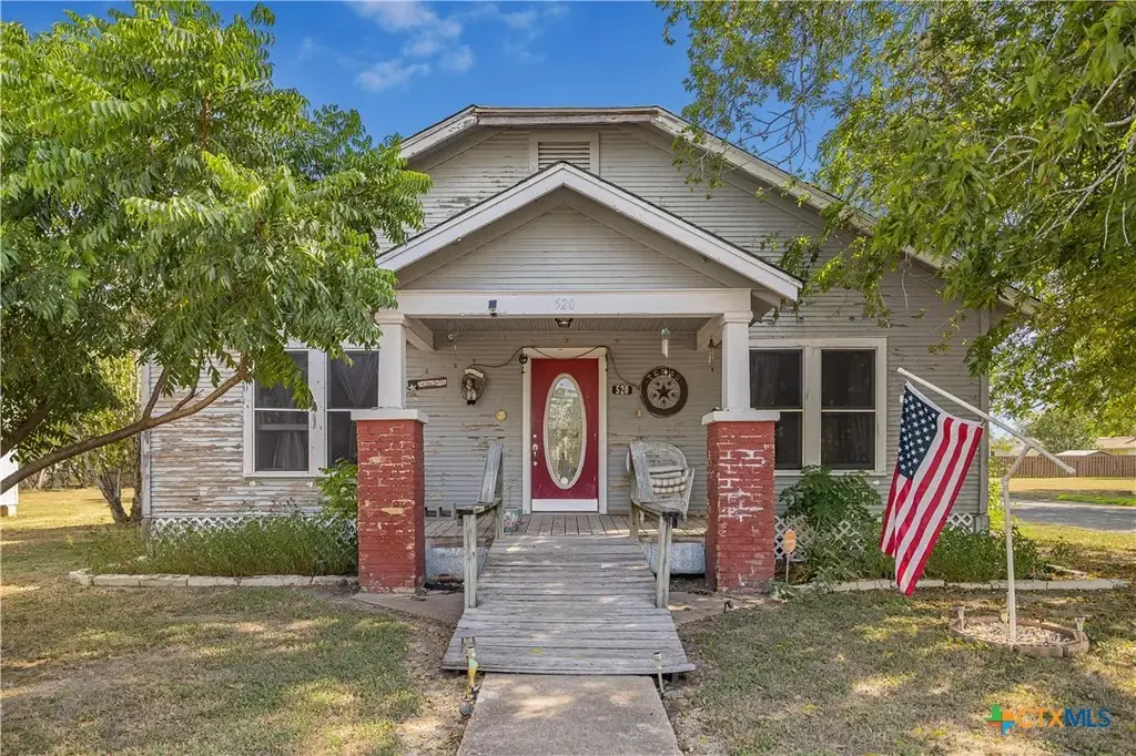 520 E First Street, Cuero