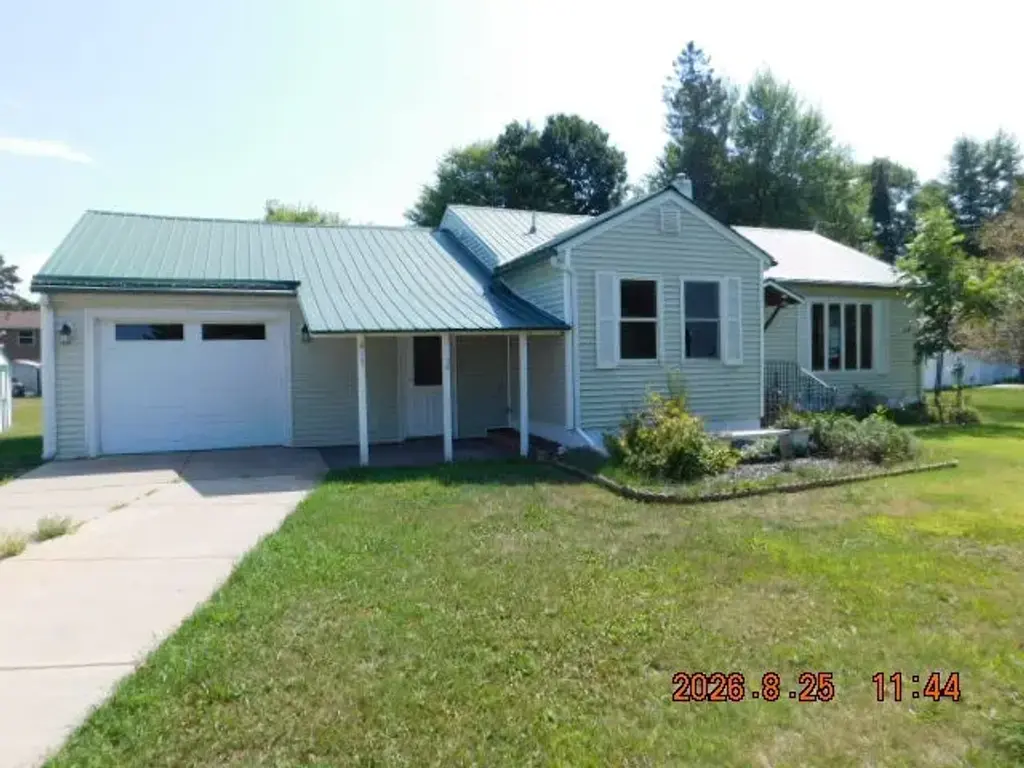 817 E 5th Street N, Ladysmith