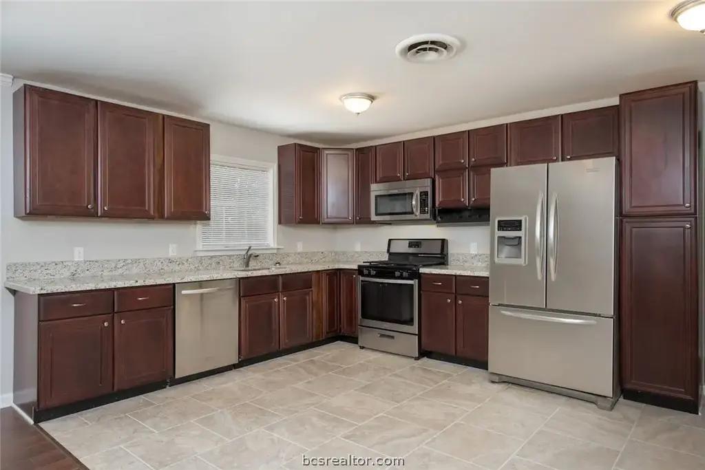 906 Lazy Lane, Bryan